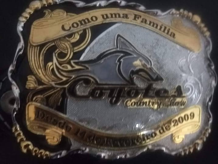 Fivela oficial da Cia de Dança Coyotes Country Show, com o dizer "Como uma Família" e a data 14 de fevereiro de 2009